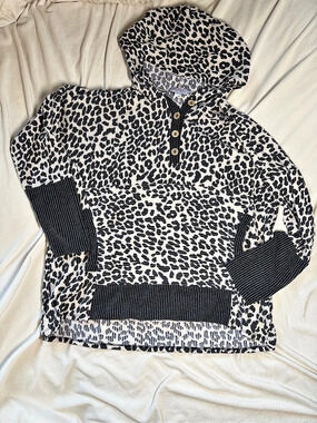 Moco Women'Small Leopard Print Hooded Sweater Size Small